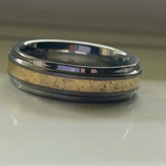 18K Two toned wedding band marked 18K It is engraved with a name. - Picture 8 of 9